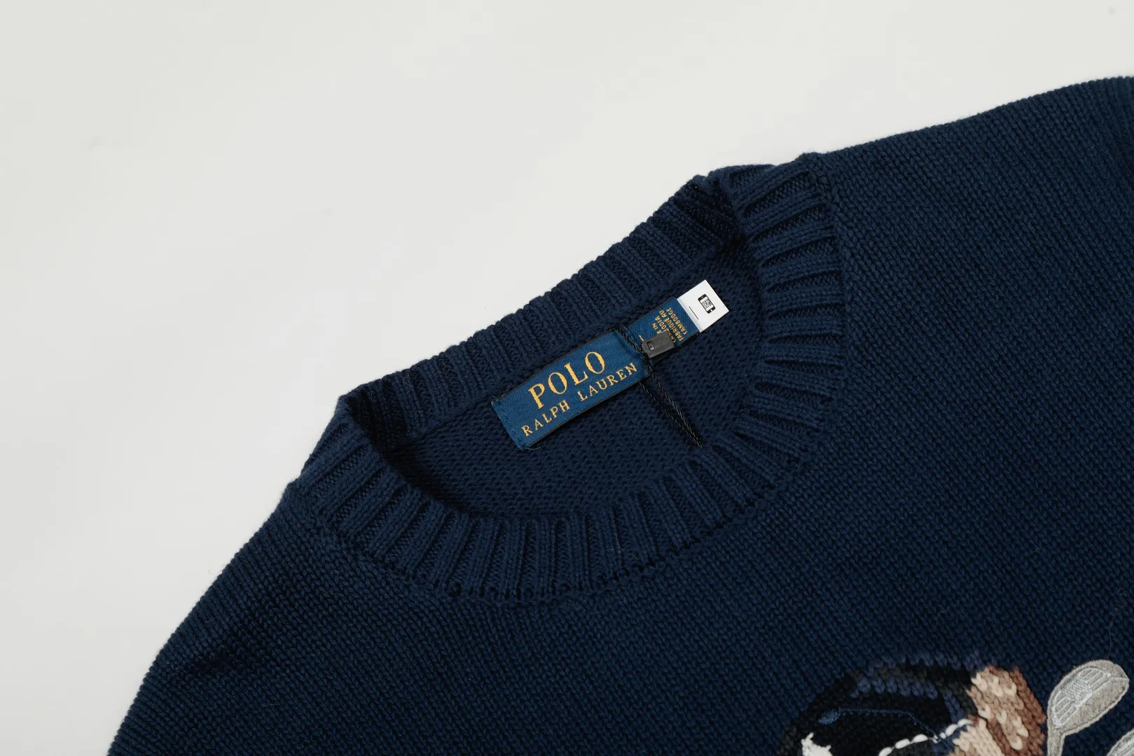 P470 Top quality" Style number: DS884# (not off the shelves all year round) [Ralph Lauren heavy industry bear golf autumn and winter couples knitted crew neck sweater] ✅Ralph Lauren Ralph Lauren classic basic bear heavy craftsman knitted sweater for men and women couples ✅Main supply platform live broadcast Wholesale entity Replacement when out of stock Not removed from shelves ✅ZP quality 1:1 version Scan the code to enter the GF website Counter quality ✅Detailed quality The only one in Guangzhou Imported quality cotton yarn Focus on high-end, cost-effective, and good quality. Needless to say, the version is restored to the original version. The maximum size can be worn up to 190 pounds. Loose, comfortable and stress-free. ✅The upper body is simple and easy to match. A must-have for men. Good-looking clothes are never picky. A must-have for couples. Recommended for wardrobe. Size: S-XL Color: Navy